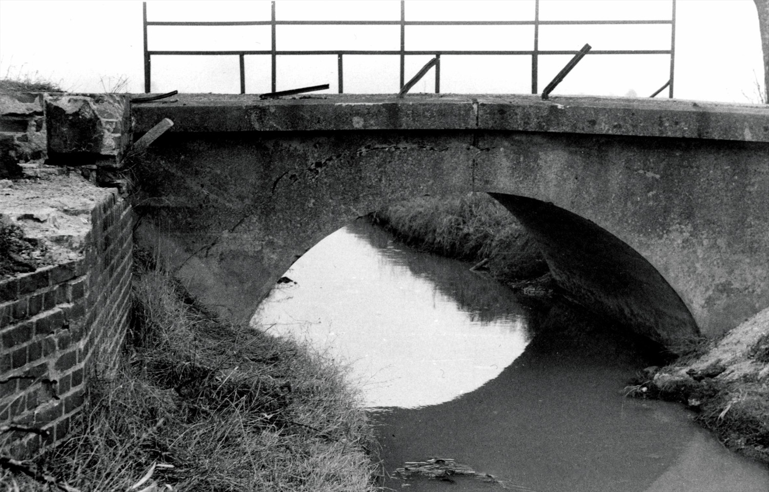 Widok mostu na kanale Smyrnia, gdzie odnaleziono samochód Piotra Bartoszcze. (IPN)