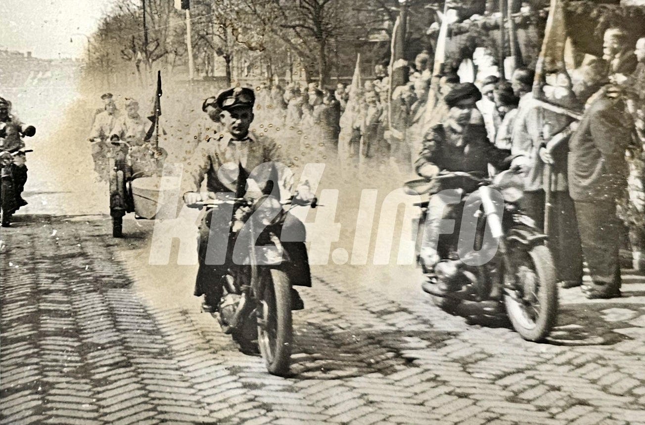 22 lipca 1953 r. Przejazd żużlowców ul. Solankową podczas pochodu z okazji ówczesnego Narodowe Święta Odrodzenia Polski