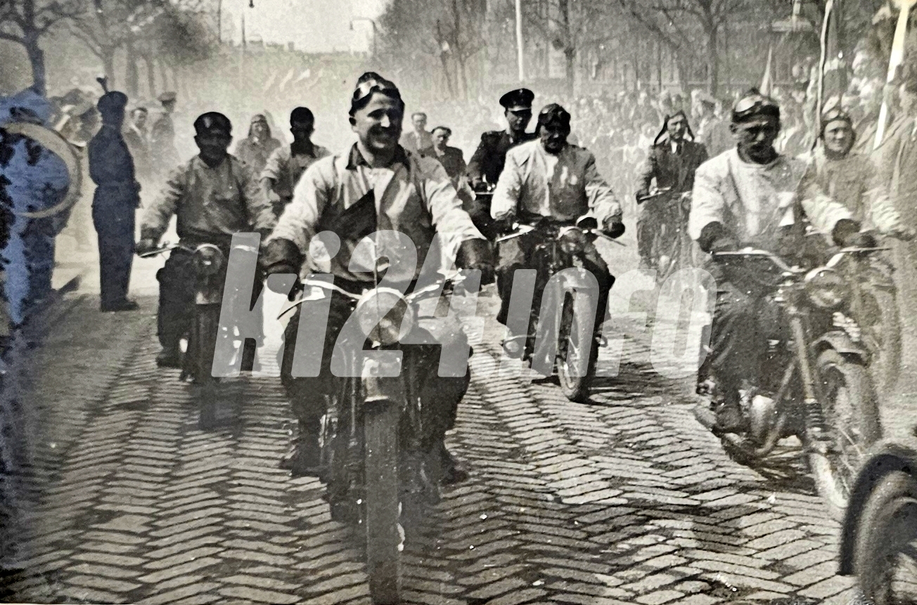 22 lipca 1953 r. Przejazd żużlowców ul. Solankową podczas pochodu z okazji ówczesnego Narodowe Święta Odrodzenia Polski