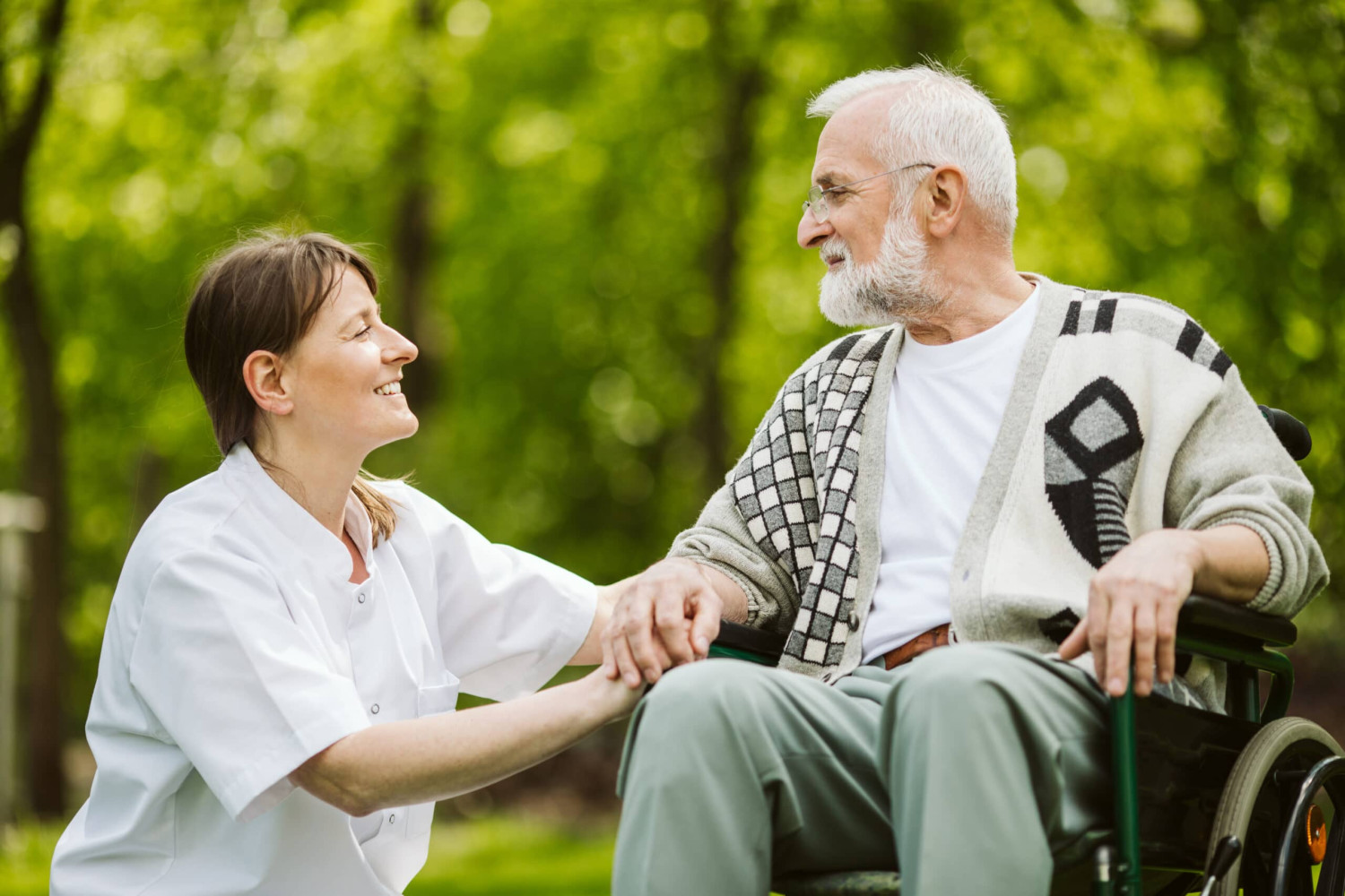 opiekunka seniora i senior na wózku