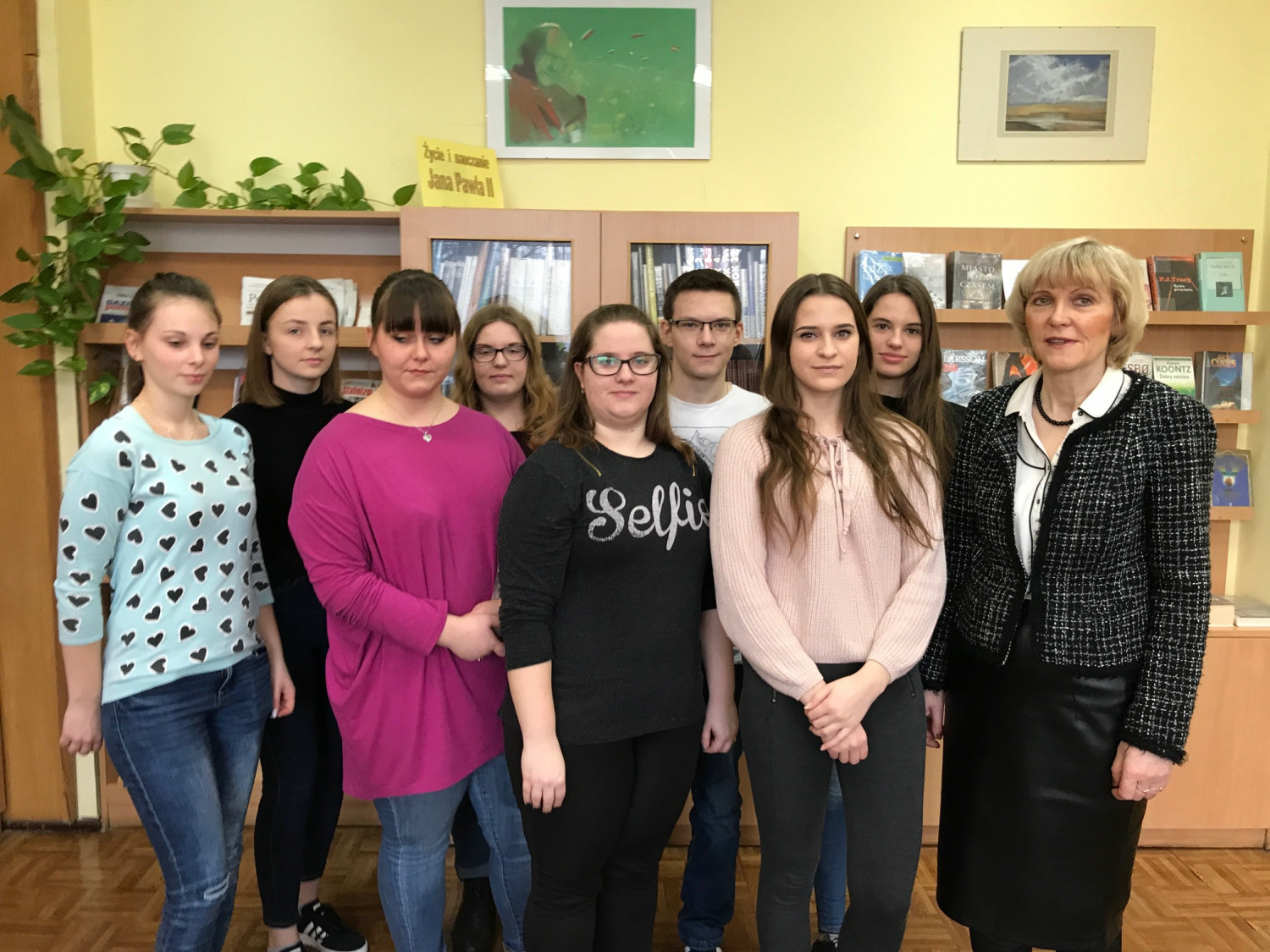 Na zdjęciu: technik elektronik, teleinformatyk, informatyk i dyr. szkoły.